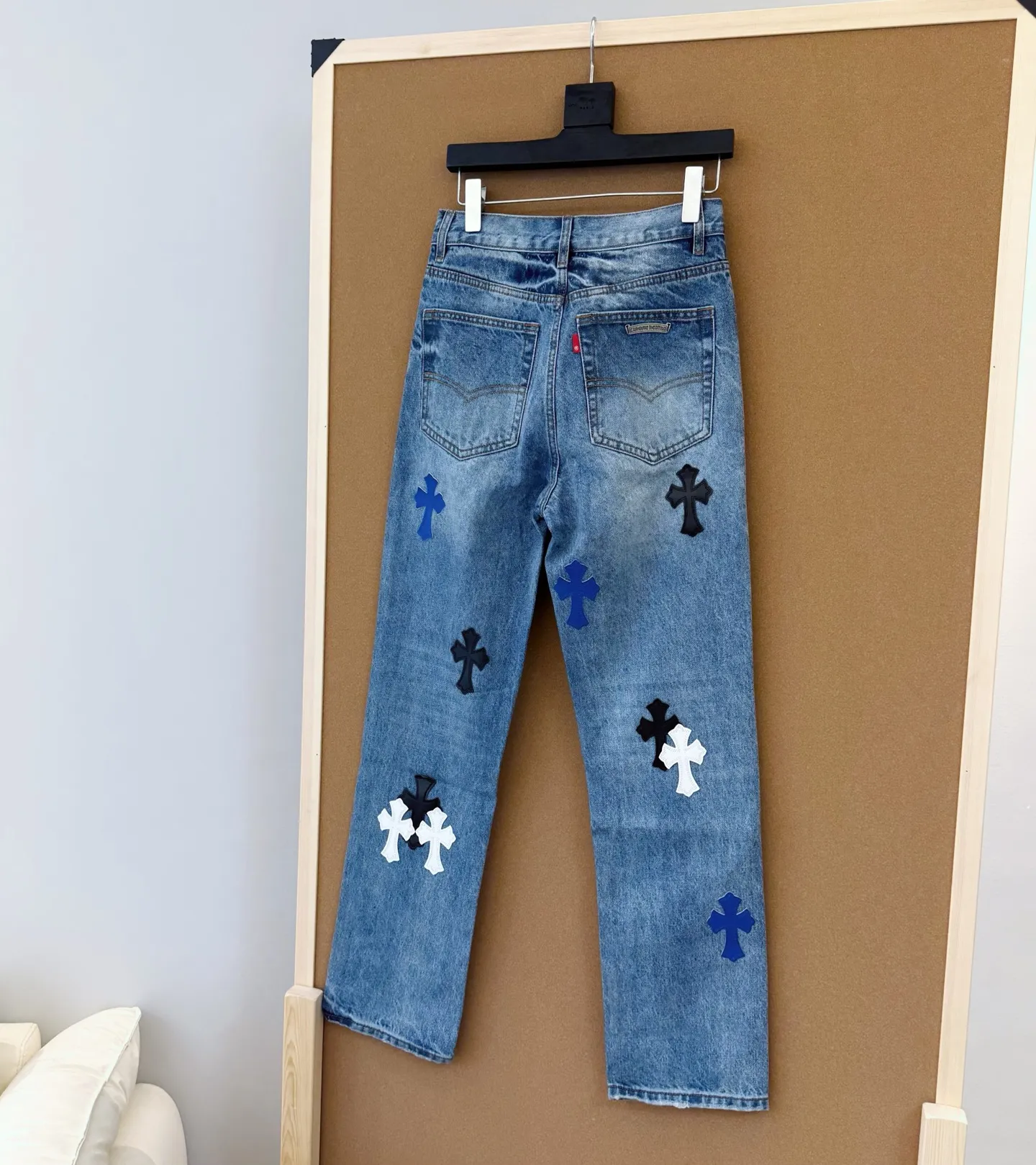P280 Style number D321 chromehearts three-color patchwork leather jeans SIZE#28-36 Size reference# 28 pants length 102 waist 70 hips 96 30 pants length 104 waist 74 hips 100 32 pants length 106 waist 78 hips 104 34 pants length 108 waist 82 hips 108